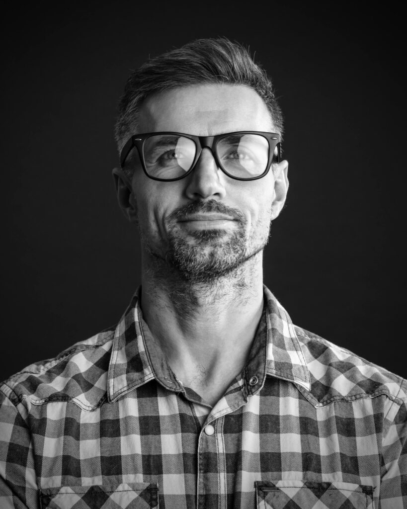 Descubre 7 estrategias para desarrollar la autoconfianza masculina y ser un hombre más seguro.