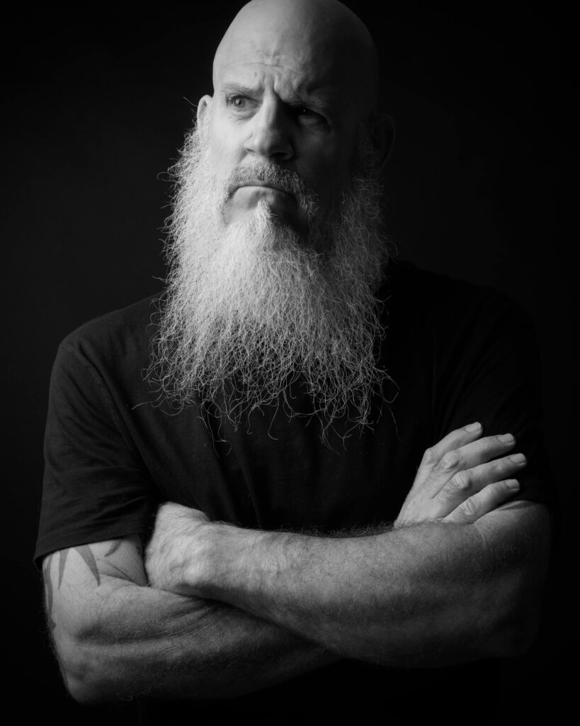 Descubre cómo puedes beneficiarte de las teorías de la conspiración, cómo puedes identificar verdades detrás de las mentiras.